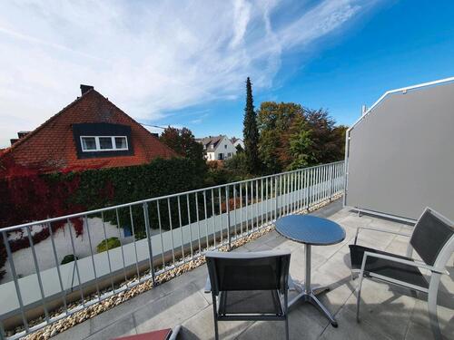 Foto - Helle vollmöblierte Dachgeschoss-1 Zi Wohnung mit Dachterasse+TG
