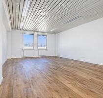PROVISIONSFREI | Lichtdurchflutetes kernsaniertes Einzelbüro (49 m²) | 1 Stellplatz | Neusäß