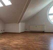 Lichtdurchflutete 3-Raum-Dachgeschoss-Wohnung in zentraler Lage - Zella-Mehlis