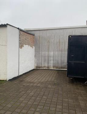 Foto - Gepflasterter Stellplatz im Innenhof, Auto, Anhänger, Wohnmobil