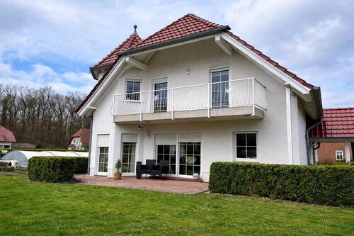 Foto - Hochwertiges Einfamilienhaus in idyllischer Lage mit Poolanlage