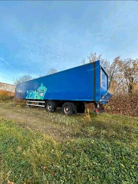 Foto - Sattelauflieger gedämmt ehem. Kühler, Umbau zum Thinyhaus