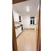 Wohnung mit Küche und einzelnen Möbeln - Großschirma