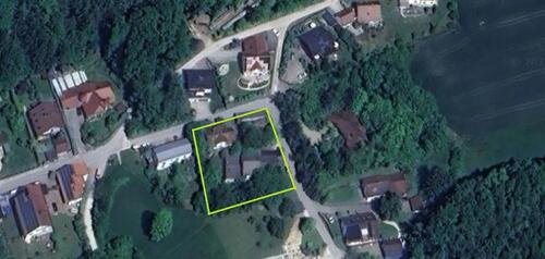 Foto - Großes, grünes Grundstück mit Altbau (Wohnhaus und Nebengebäude)