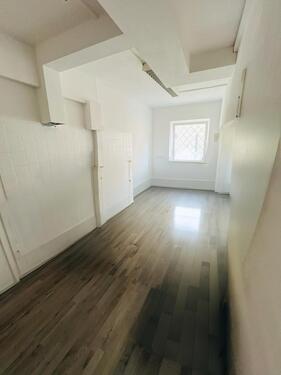 Foto - IMMO LOVE Mering- KosmetikLaserWimpernNägelMassage Raum mit ca 35qm im Friseursalon!