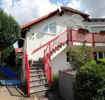 Charmante 3-Raumwohnung im 1.OG im DHH mit Einbauküche und 2 Stellplätzen in Tröglitz zu vermieten! - Elsteraue