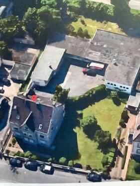 Foto - Ein Mehrfamilienhaus mit Gewerbefläche und Baugrundstück