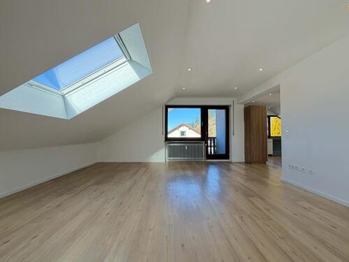 Foto - Hier hat jeder sein Zimmer. 5 helle Räume auf 125 m². Balkon mit Blick ins Grüne. Eigene Garage.