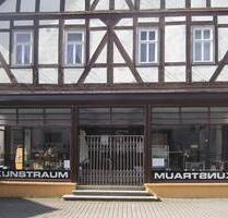 AUMÜLLER-Immobilien - Interessante Laden-Bürofläche im ehemaligen Adelshof im Herzen der Altstadt - Wächtersbach