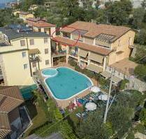 Gardasee Brenzone sul Garda Residence Rosmari mit Pool und Privat Strand - Deluxe Zimmer mit Balkon und Seeblick - München Ludwigsvorstadt-Isarvorstadt