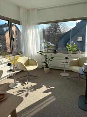 Foto - Heller, möblierter Praxisraum für Psychotherapie