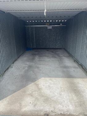 Foto - Garage mit Wallbox für ElektroautoPlug-In-Fahrzeuge