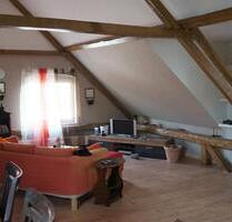 3-Zi.-DG-Whg., sehr großz. Wohnzimmer mit Sichtdachstuhl, offene Küche, Bad mit Wanne und Dusche, Dachterrasse - Neufahrn in Niederbayern