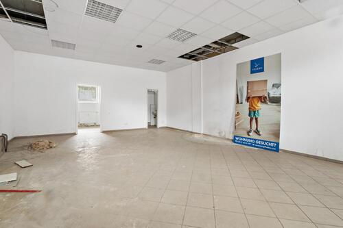 Foto - Ladenfläche in der Merseburger Straße mit Schaufensterfront!
