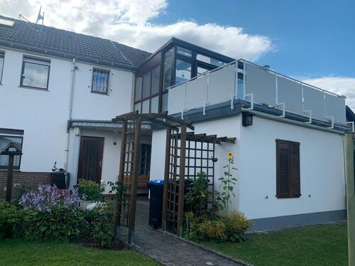 Foto - Einfamilienhaus in Würselen mit Garten und Garage.