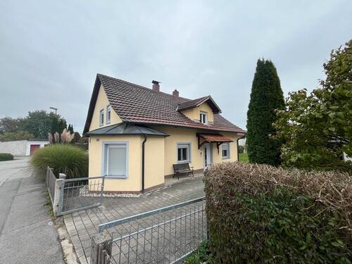 Foto - Zentrumnahes EFH mit Terrasse, Garten, Carport und Nebengebäude