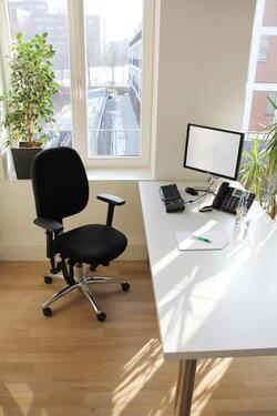 Foto - Moderne Loft-Arbeitsplätze: Zwei Tische, Küche & Meetingraum, flexibel