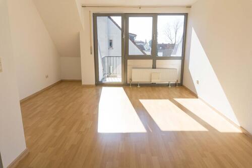 Foto - Helle 2-Zimmer-Dachgeschosswohnung mit sonnigem Balkon + TG