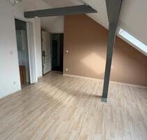 PROVISIONSFREI 1-Zimmer-DG-Wohnung 2.OG m.Charme & 1 Stellplätzen - Schwanstetten