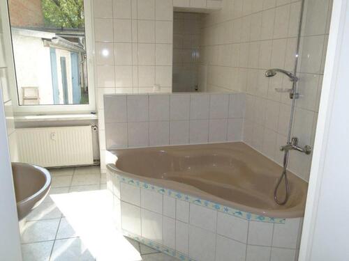 Foto - Großes Bad mit Fenster, kostenfreier Stellplatz, 3-Zimmer-Wohnung