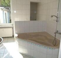 Großes Bad mit Fenster, kostenfreier Stellplatz, 3-Zimmer-Wohnung - Zeitz