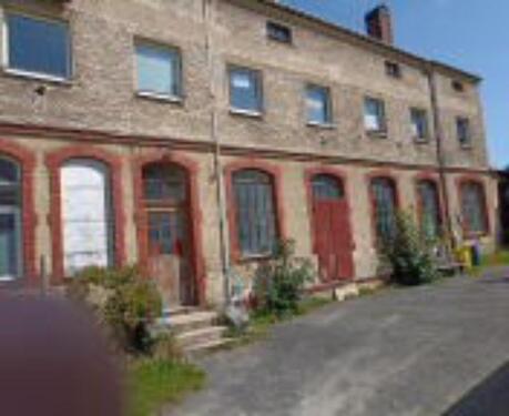 Foto - Sanierungsobjekt mit Nebengebäude Garagen und großen Garten