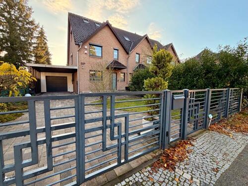 Foto - Edle DHH mit Pool, Wellness & Luxus-Küche – 2900€ Nettokaltmiete