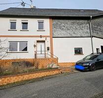 Teilsaniertes Bauernhaus mit Lagerfläche, Garage und Garten - Rhaunen