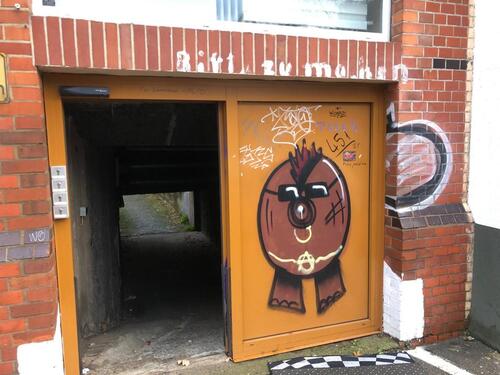 Foto - Garage für Motorrad oder Fahrräder im Hinterhof,