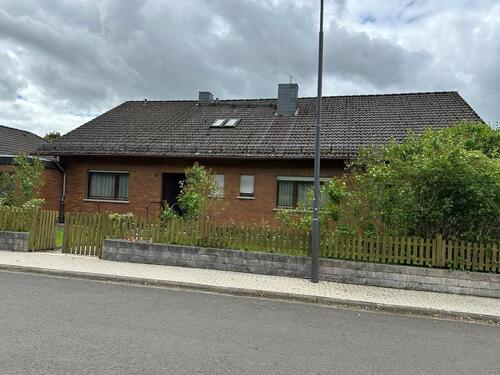 Foto - Großes Einfamilienhaus mit Einliegerwohnung in Romrod