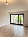 Foto - Helle 2-Zimmer-Wohnung mit großem Balkon und Küche mit Glasfront