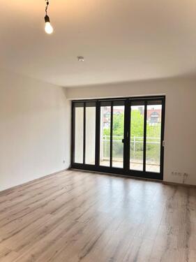 Foto - Helle 2-Zimmer-Wohnung mit großem Balkon und Küche mit Glasfront