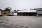 Foto - Großzügige Industriehalle mit Showroom und Parkplatz,