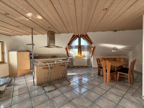 Foto - Charmante 3-Zimmer-Wohnung im DG mit offener Küche, Carport