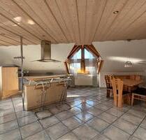 Charmante 3-Zimmer-Wohnung im DG mit offener Küche, Carport - Sulzdorf an der Lederhecke