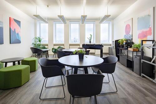 Foto - Rivvers Offenbach: Flexibler Büroraum mit 3 Arbeitsplätzen und Skylineblick