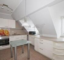 Zauberhafte Dachgeschoss-Wohnung mit großem Wohnbereich, Einbauküche und Balkon - Zwickau Zwickau-West