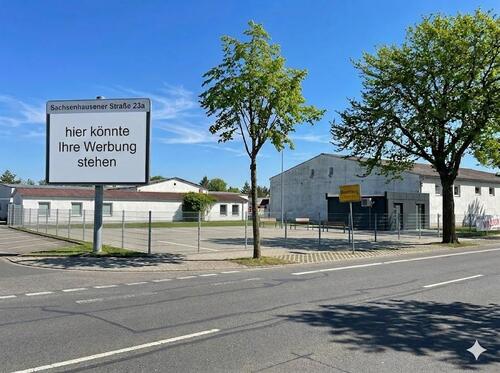 Foto - Sichtbare, große Freifläche mit angrenzendem Büro und Garage