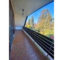 Helle 2,5 Zimmer Dachgeschosswohnung mit Sonnenbalkon im Reinbek