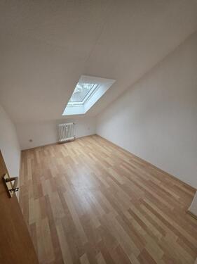 Foto - Griesheim, kleine, sonnige 3-Zimmer-Dachgeschoss-Wohnung
