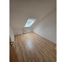Griesheim, kleine, sonnige 3-Zimmer-Dachgeschoss-Wohnung