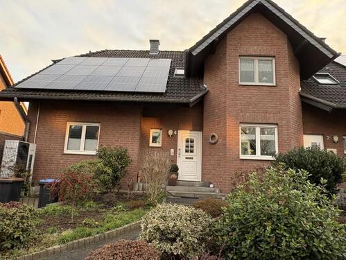 Foto - Energiewende schon passiert. Gepflegte DHH mit zwei Wohnungen.