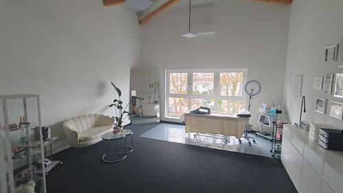 Foto - Möblierter Büroraum im Neubau mit Küche, Empfang & Meeting-Bereich sofort