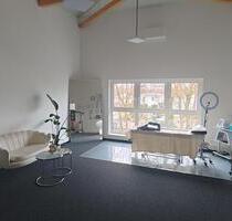 Möblierter Büroraum im Neubau mit Küche, Empfang & Meeting-Bereich sofort - Weingarten (Baden)