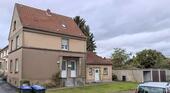 Foto - Zweifamilienhaus mit 3 Garagen und zwei Gartenbereichen