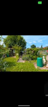 Foto - Schrebergarten mit Brunnen und Hütte