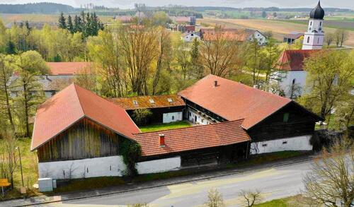 Foto - Denkmalgeschützter Vierseithof mit Dorfanbindung in Gangkofen