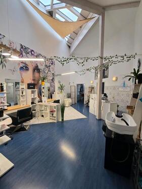 Foto - Stuhlmiete für Friseurin und Nagel-Flusspflege, Kosmetik