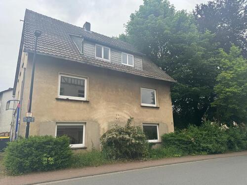 Foto - Drei-Familien-Haus renovierungsbedürftig, aber bewohnbar