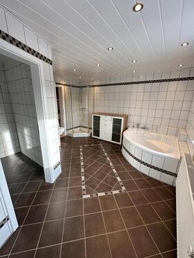 Foto - Renovierte 3 Zimmer Wohnung mit riesigen Bad und EBK